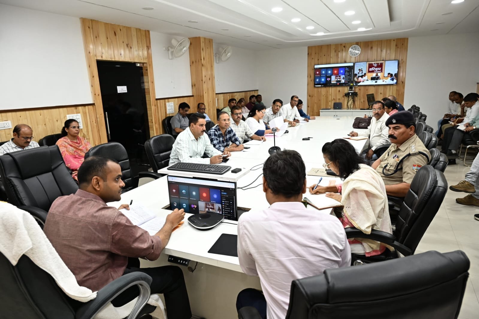 स्वतंत्रता दिवस समारोह की तैयारियों को लेकर जिलाधिकारी की अध्यक्षता ने बैठक आयोजित