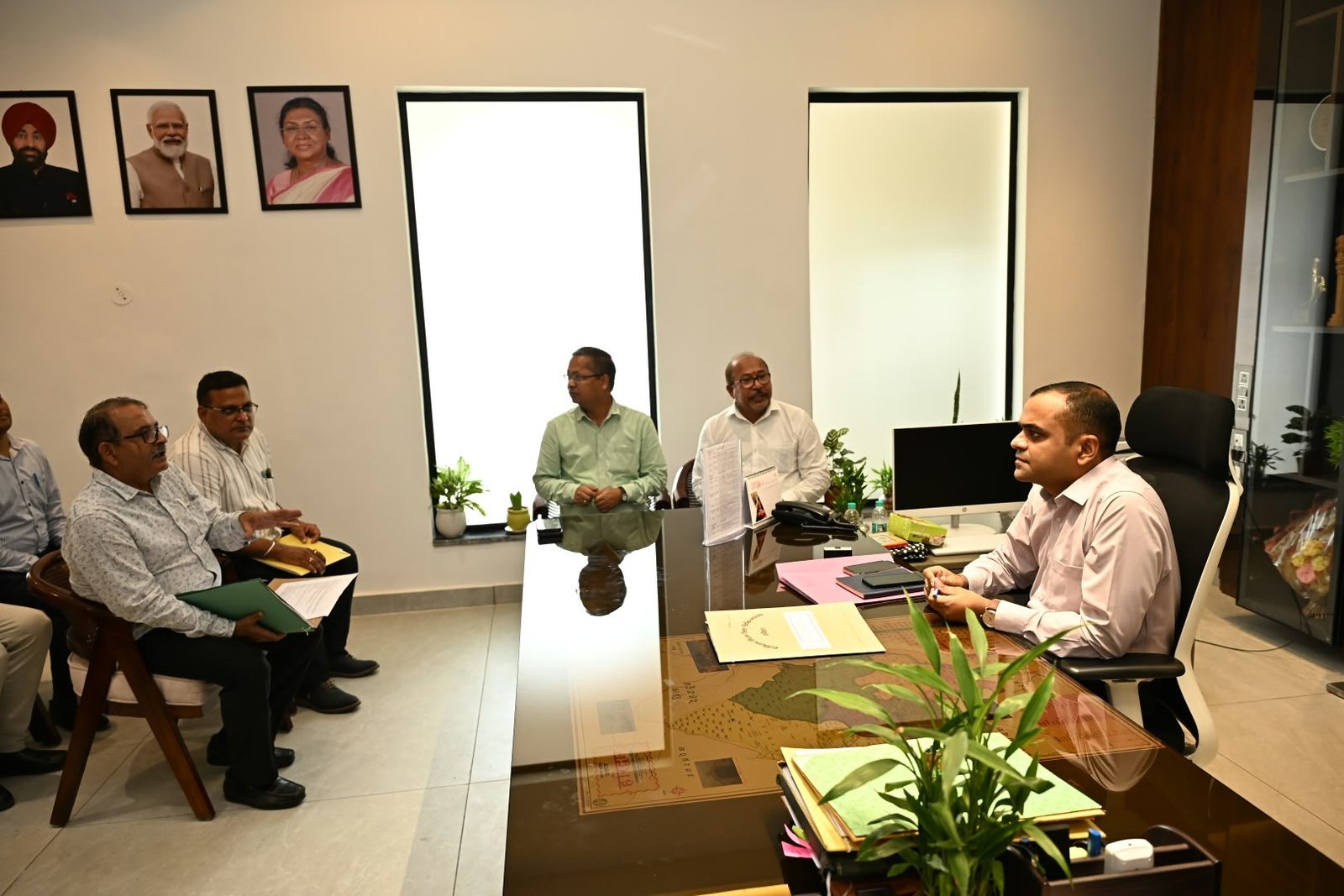 अस्पतालों में मरीजों और तीमारदारों की सुविधाएं बढ़ाने के निर्देश