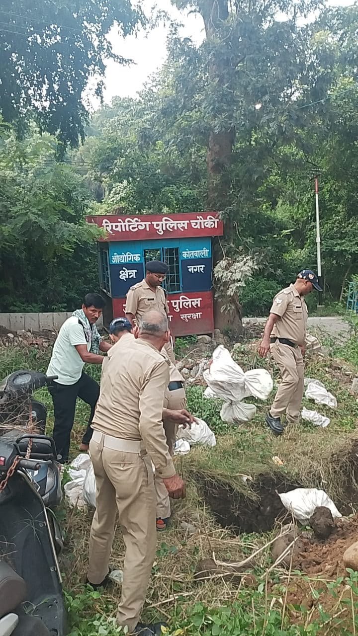 कोतवाली नगर पुलिस ने आबकारी अधिनियम से संबंधित लंबित माल का कराया विधिवत विनिष्टीकरण