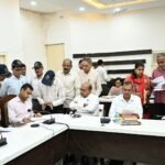 जनपदवासियों की समस्याओं को त्वरित निस्तारण के उदेश्य से अपर जिलाधिकारी वित्त एवं राजस्व वैभव गुप्ता की अध्यक्षता में आयोजित किया जन सुनवाई कार्यक्रम