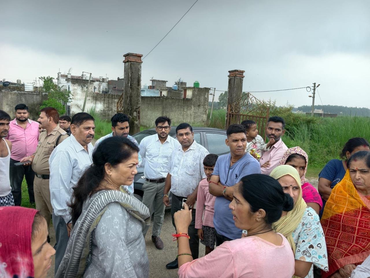 जिलाधिकारी के निर्देशन में सुमननगर बहादराबाद में जलभराव की स्थिति से निपटने के लिए प्रशासन की टीमें लगातार मौके पर तैनात