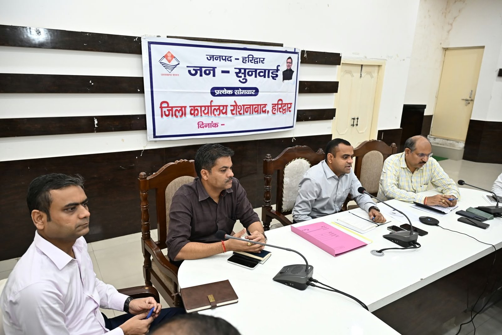 जिलाधिकारी ने जनपद में संचालित विभिन्न योजनाओं की समीक्षा की
