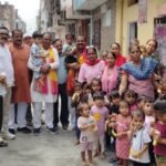 धामी के जन्मदिन पर मंदिर में हवन-पूजन, आंगनबाड़ी केंद्रों पर बच्चों को बांटे फल