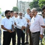 भगत सिंह चौक एवं ऋषिकुल क्षेत्र के आस-पास निर्माणधीन फुटपाथ का तकनीकी निरीक्षण, निर्माणाधीन फुटपाथ से संबंधित कार्य विवरण का बोर्ड तत्काल लगाने के निर्देश