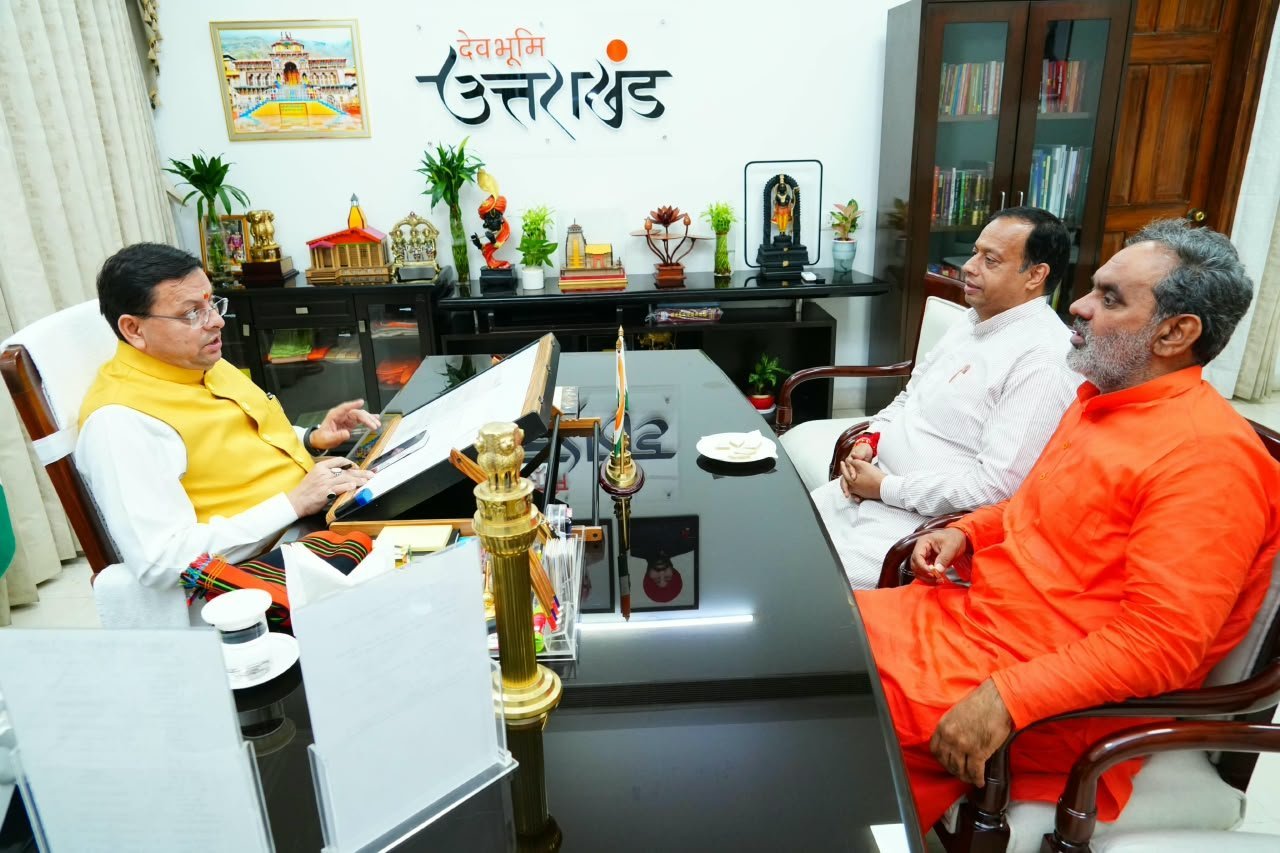 मुख्यमंत्री धामी से मुख्यमंत्री आवास में पूर्व कैबिनेट मंत्री स्वामी यतिशवरानंद एवं श्री बदरीनाथ-केदारनाथ मंदिर समिति (BKTC) के अध्यक्ष श्री हेमन्त द्विवेदी  ने भेंट की
