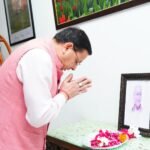 मुख्यमंत्री ने स्वर्गीय अशोक सिंघल की जन्म शताब्दी पर उनके चित्र पर श्रद्धासुमन अर्पित कर उनका भावपूर्ण स्मरण किया