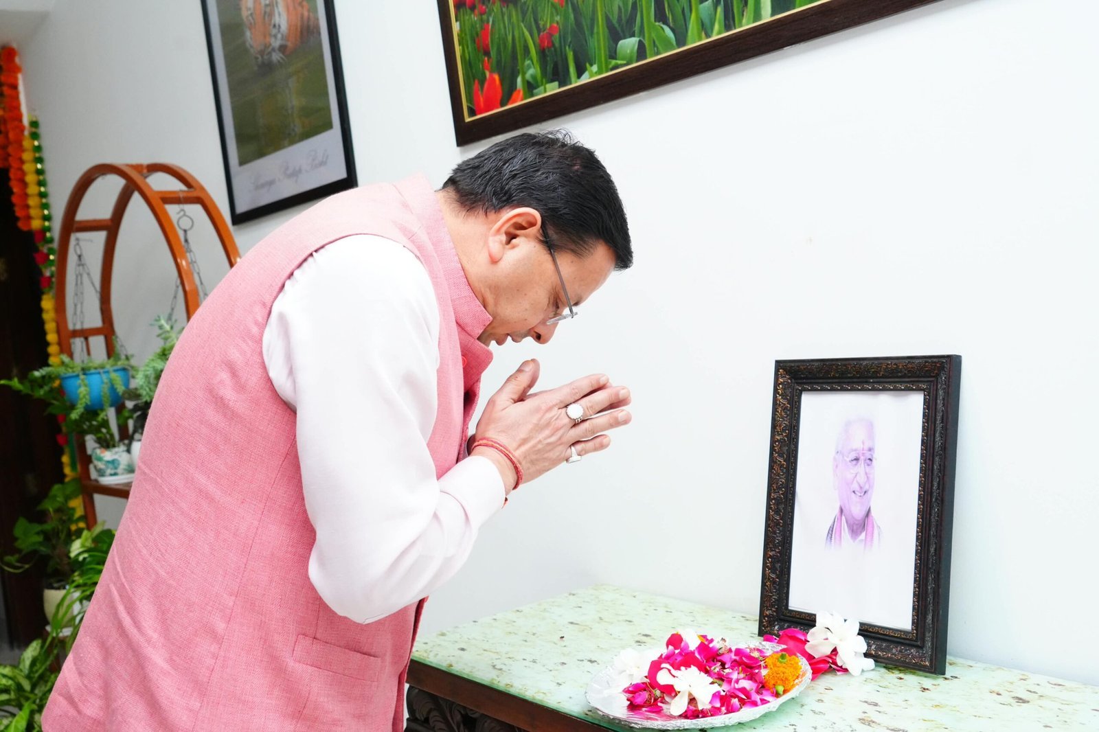 मुख्यमंत्री ने स्वर्गीय अशोक सिंघल की जन्म शताब्दी पर उनके चित्र पर श्रद्धासुमन अर्पित कर उनका भावपूर्ण स्मरण किया