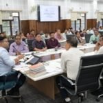 सड़कों को गड्ढा मुक्त बनाने के कार्य में लाएं तेजी : जिलाधिकारी