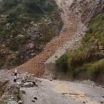 सिरोबगड़ एवं हिलांश होटल, खांकरा के समीप मलबा आने के कारण मार्ग पूर्णतः अवरुद्ध
