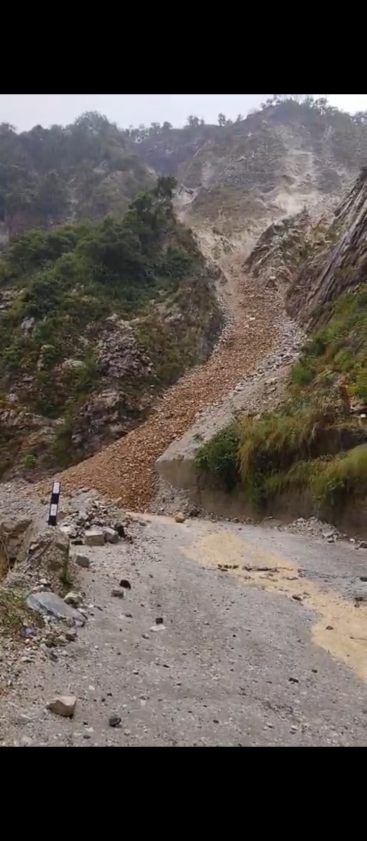सिरोबगड़ एवं हिलांश होटल, खांकरा के समीप मलबा आने के कारण मार्ग पूर्णतः अवरुद्ध