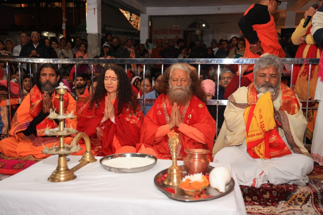 गंगोत्री धाम में स्वामी चिदानन्द सरस्वती एवं साध्वी भगवती सरस्वती जी ने मां गंगा के दर्शन एवं पूजन कर भारत की समृद्धि और खुशहाली के लिए की प्रार्थना